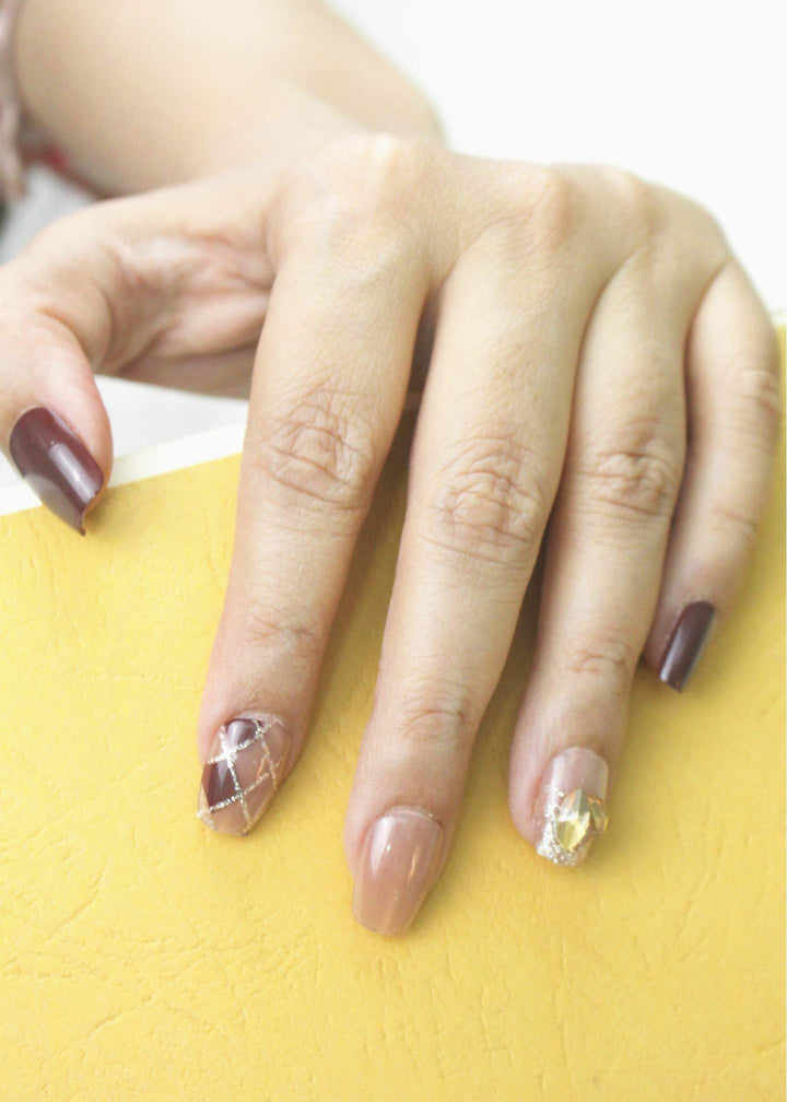Coffee_Checkerboard_Cat-Eye_Nails_1-PM-FN-60051-Pablo-Mode